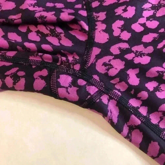 Lululemon Drop it like it’s hot hot pink leggings size 6 30” - Picture 10 of 10